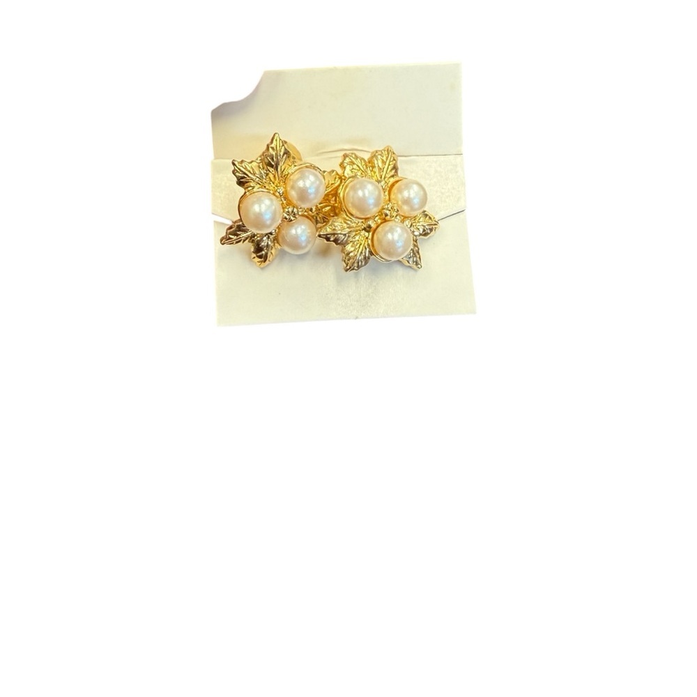Avon  Pearlesque Cluster clip Earrings NIB vintage 1989